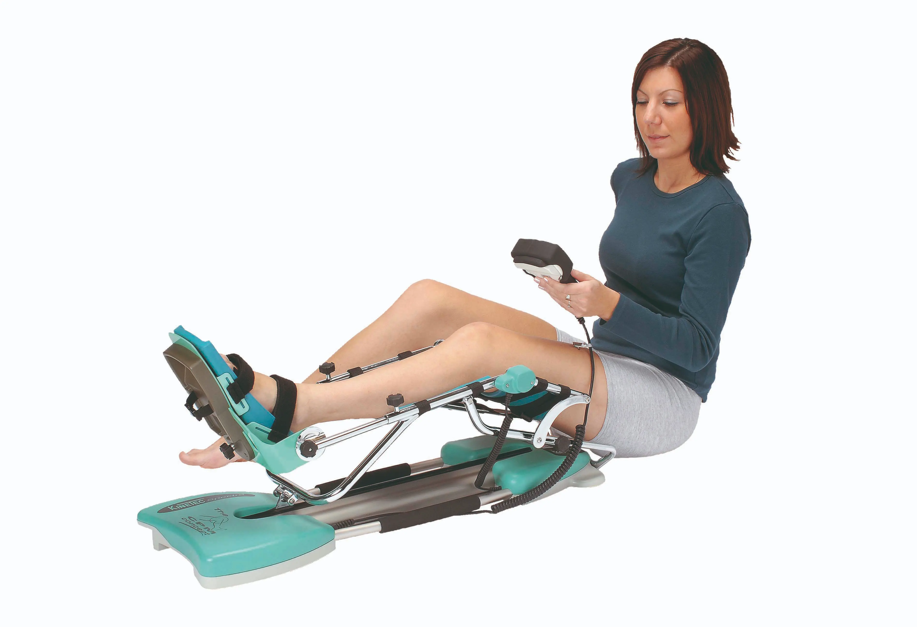 Femme en rééducation post-opératoire utilisant un arthromoteur pour mobiliser ses articulations